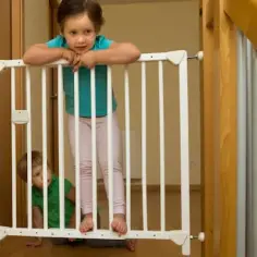 Jak zabezpieczyć schody bez balustrady i uniknąć wypadków w domu