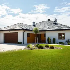 Nowoczesny dom z garażem, idealny dla rodziny. Sprawdź, jaka płyta HPL cena za m2 będzie najlepsza!