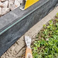 Jaki beton pod obrzeża wybrać, aby uniknąć pęknięć i strat?