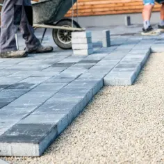 Podjazd beton czy kostka: co wybrać, aby uniknąć kosztownych błędów?