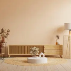 Przytulny salon z meblami w stylu boho. Dominujący **kolor beżowy ścian** tworzy ciepłą atmosferę.
