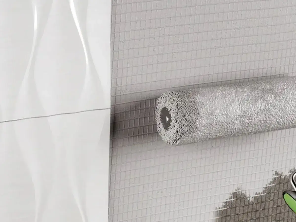 Rolka do nanoszenia folii w płynie na siatkę, przygotowująca podłoże pod płytki.