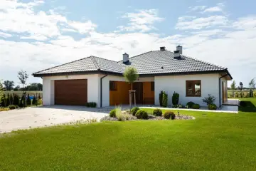 Nowoczesny dom z garażem, idealny dla rodziny. Sprawdź, jaka płyta HPL cena za m2 będzie najlepsza!