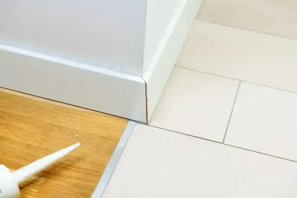 Łączenie płytek z laminatem - profil, korek czy elastyczna spoina?