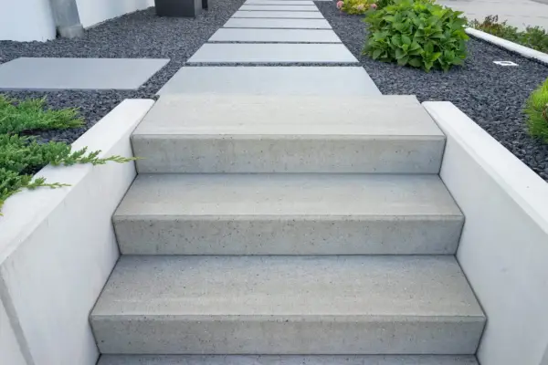 Jak skutecznie zabezpieczyć schody betonowe przed zniszczeniem i wilgocią