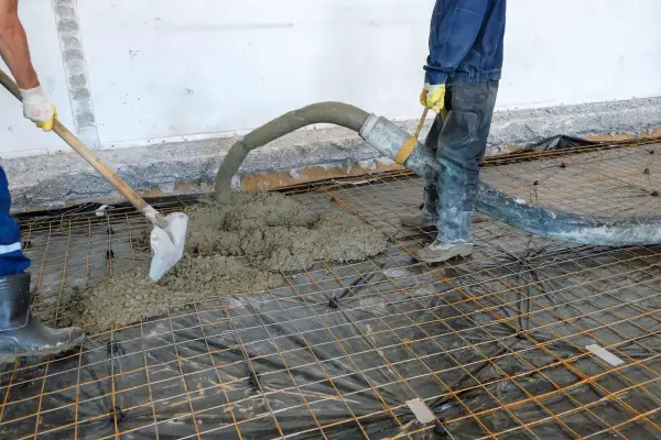 Ile kosztuje kubik betonu i co wpływa na jego cenę w Polsce