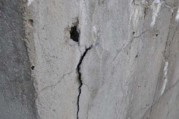 Jak skutecznie zabezpieczyć beton na zewnątrz przed zniszczeniem?