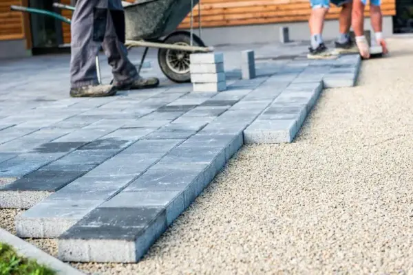 Podjazd beton czy kostka: co wybrać, aby uniknąć kosztownych błędów?