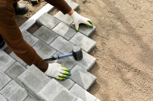 Jaki beton pod kostkę? Kluczowe informacje i porady dla trwałości